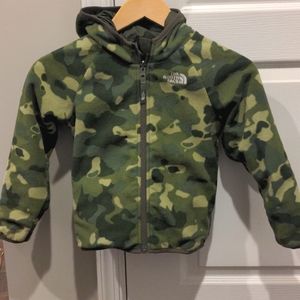 The North Face kids size 5 reversible camo fleece jacket unisex